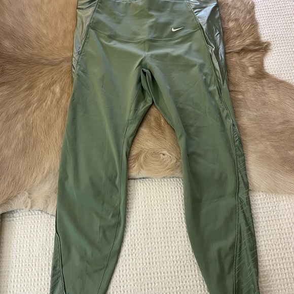 Woman’s Nike Yoga Pants size XL in Seafoam green - Picture 3 of 3